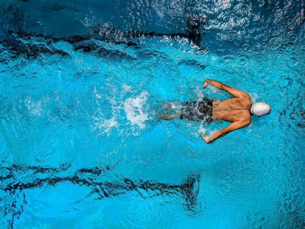 Nadador en una piscina